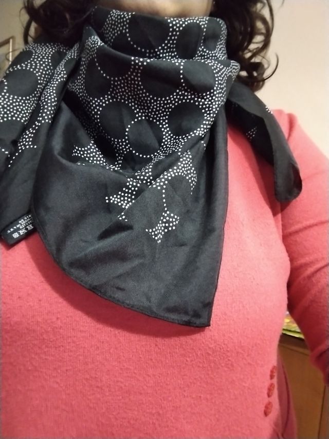 Pashmina quadrata a pois neri 