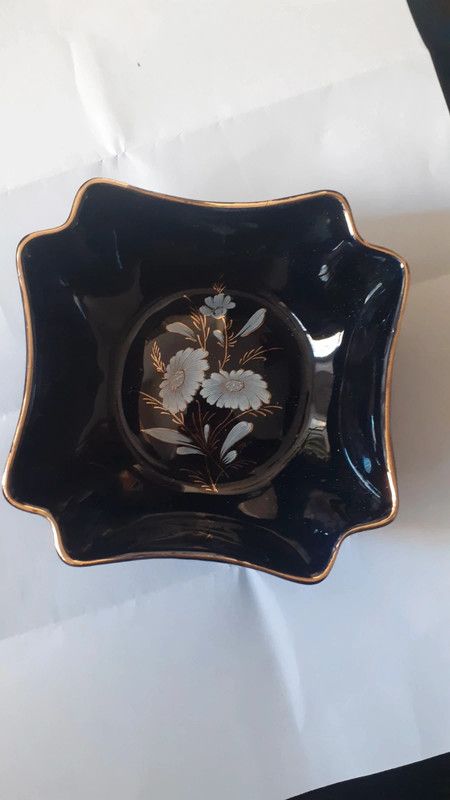 Posacenere in porcellana, nero con fiori