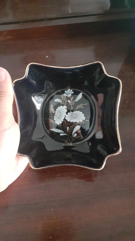 Posacenere in porcellana, nero con fiori