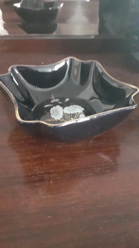 Posacenere in porcellana, nero con fiori