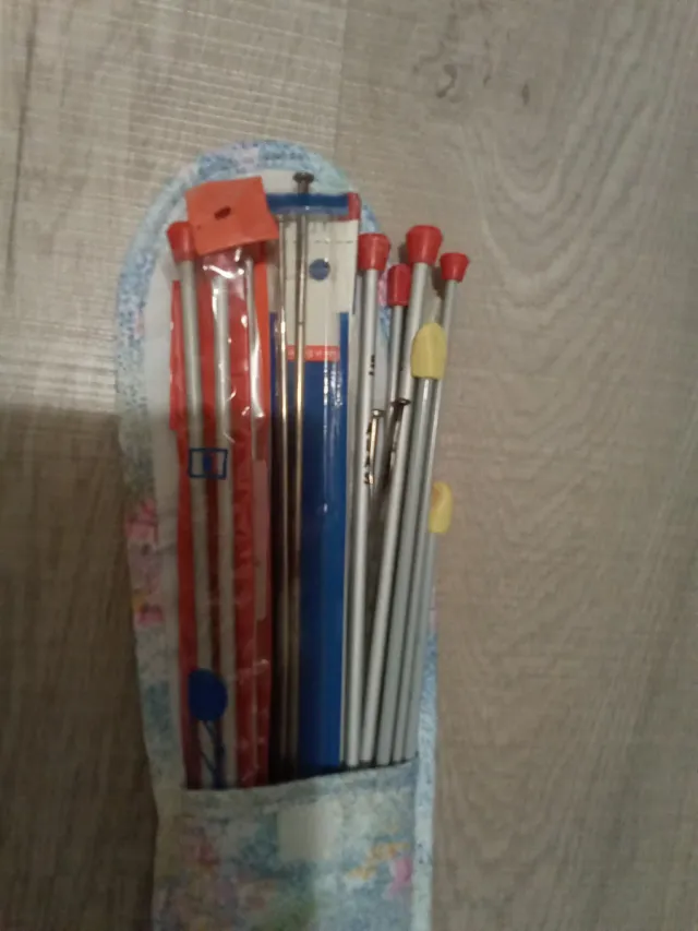 Agujas para hacer punto con estuche.