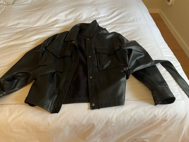 Chaqueta negra poliuretano