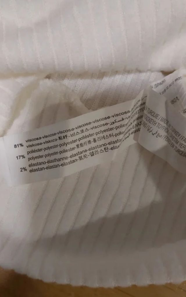 Camiseta punto fino Stradivarius.