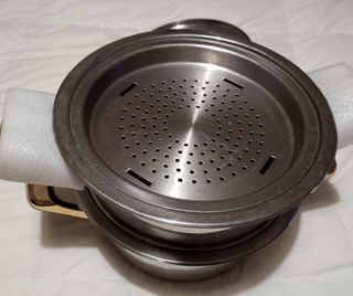 Pentola, coperchio, vaporiera e accessorio