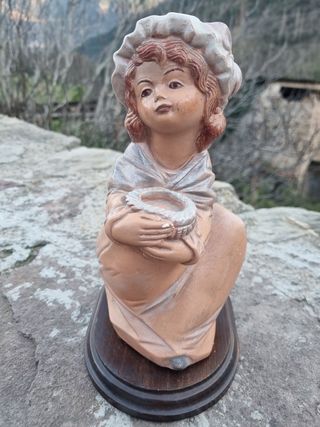 Figura.Alt 26 cm,base 17 cm X 13 cm