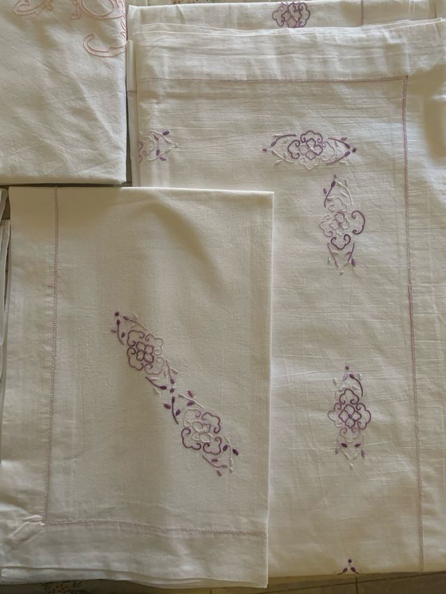 Lenzuola matrimoniali ricamate/intagliate a mano