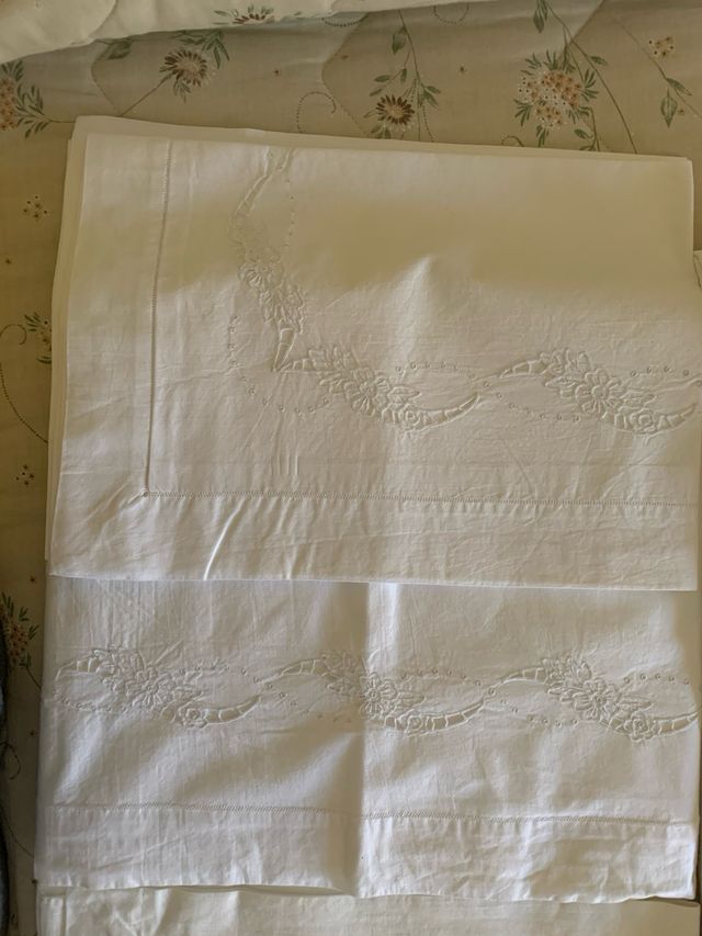 Lenzuola matrimoniali ricamate/intagliate a mano