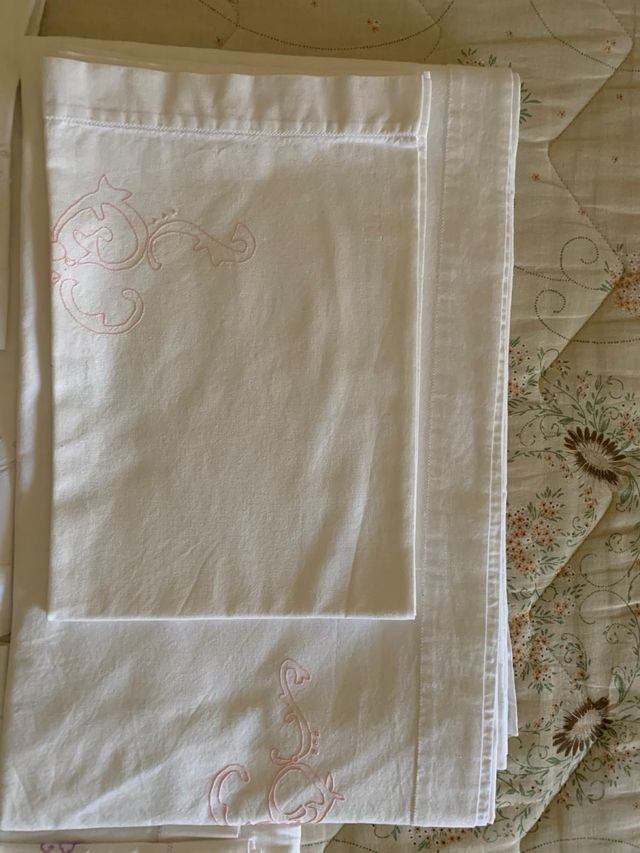 Lenzuola matrimoniali ricamate/intagliate a mano