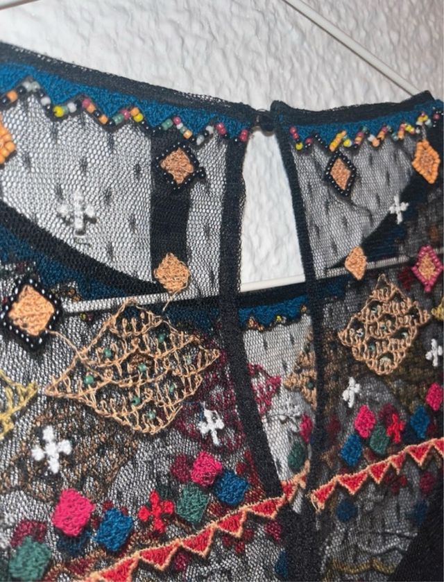 Blusa transparencias y abalorios