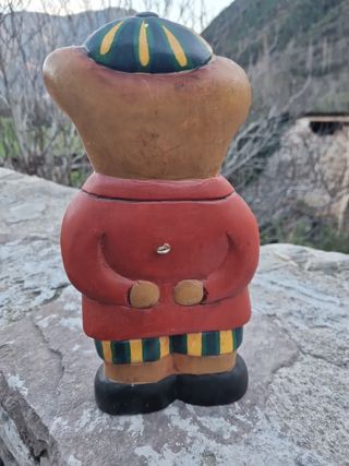 Figura de madera para colgar.