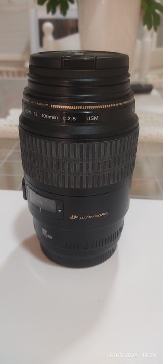 CANON MACRO LENS EF 100 1:2.8 USM