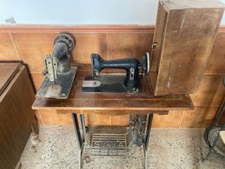 2 maquinas de coser y 1 lavabo antiguo