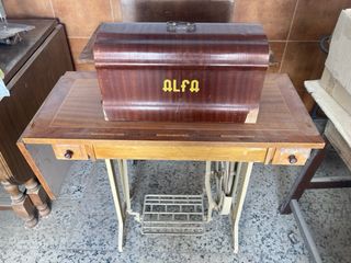 2 maquinas de coser y 1 lavabo antiguo