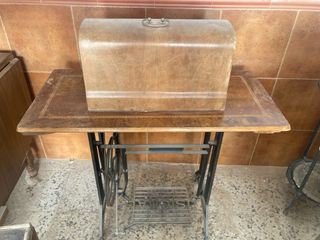 2 maquinas de coser y 1 lavabo antiguo