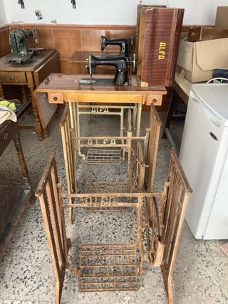 2 maquinas de coser y 1 lavabo antiguo