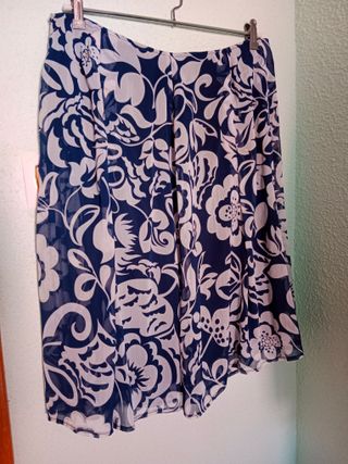 Falda azul con detalles en blanco