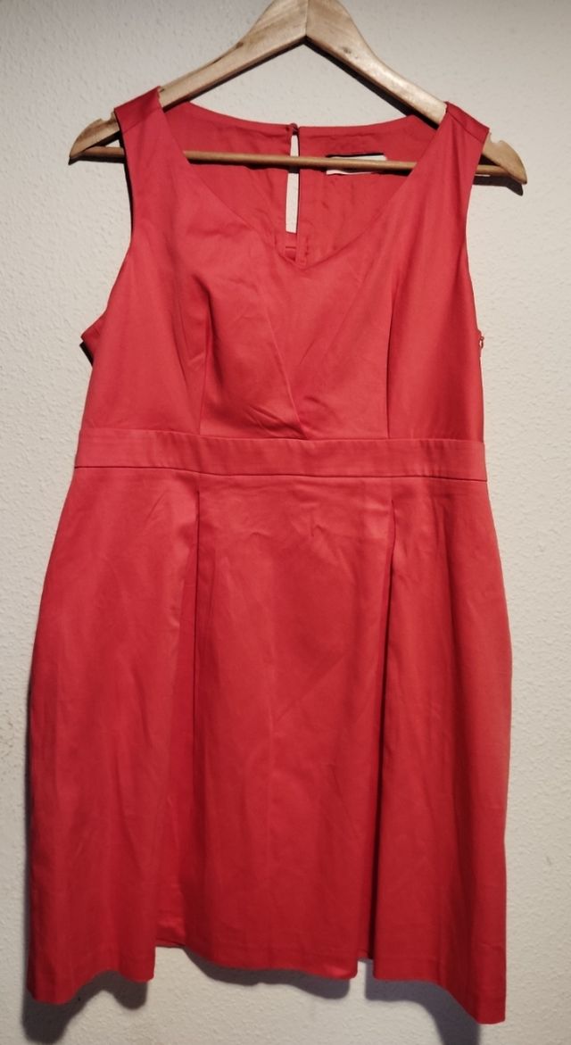 Espectacular vestido coral cocktail de Naf Naf