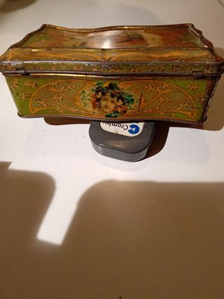 Antigua caja de hoja lata