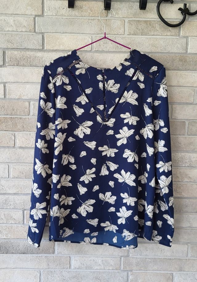 Blusa Cortefiel azul marino y blanca