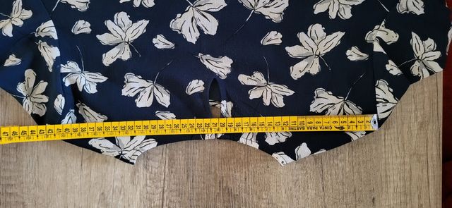 Blusa Cortefiel azul marino y blanca