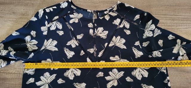 Blusa Cortefiel azul marino y blanca