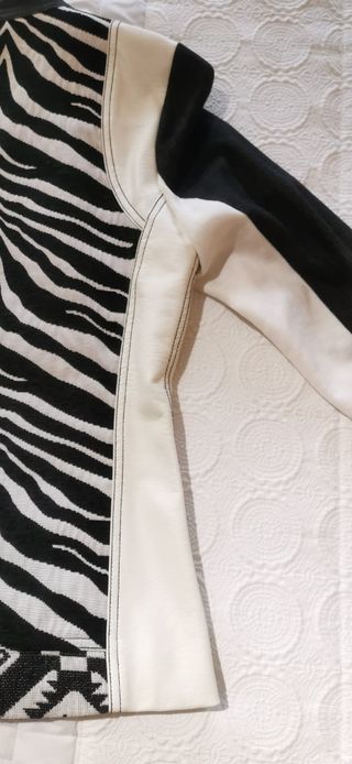 Cazadora biker blanca y negra Desigual
