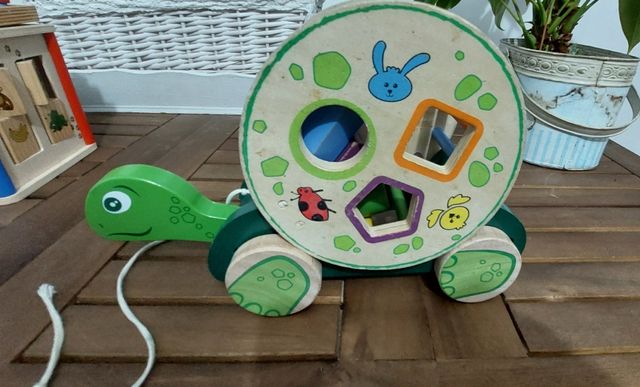 Juguete de madera. Tortuga.