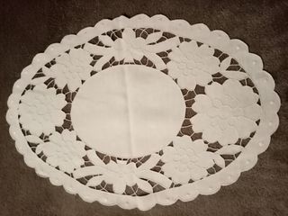 Centrino ricamato a Guipure