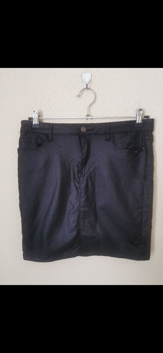 Falda de chica en la talla L de Lefties.