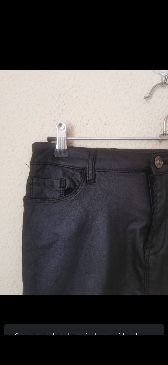 Falda de chica en la talla L de Lefties.