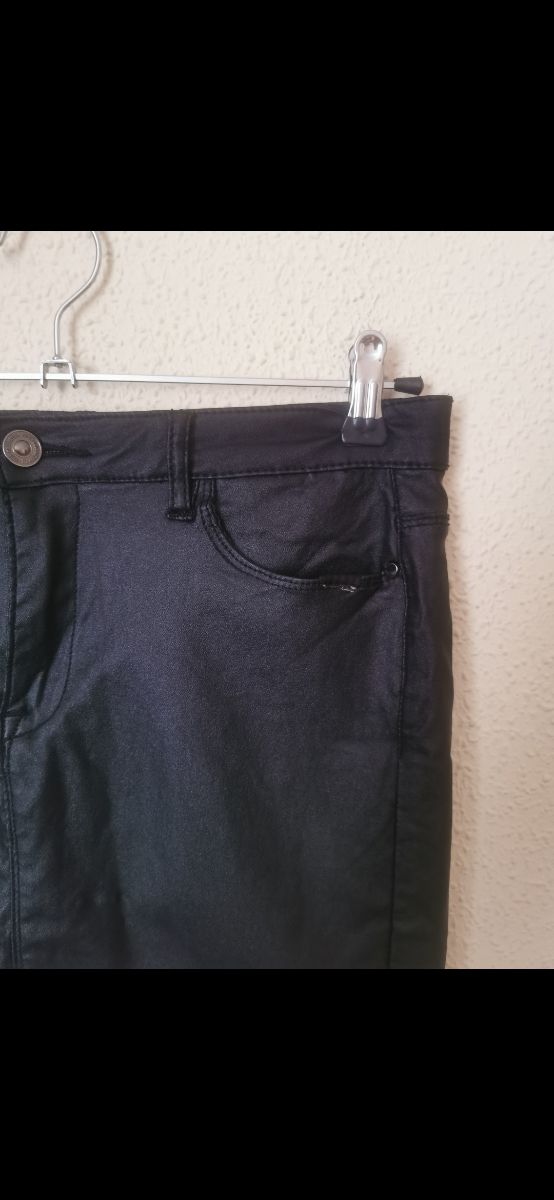 Falda de chica en la talla L de Lefties.