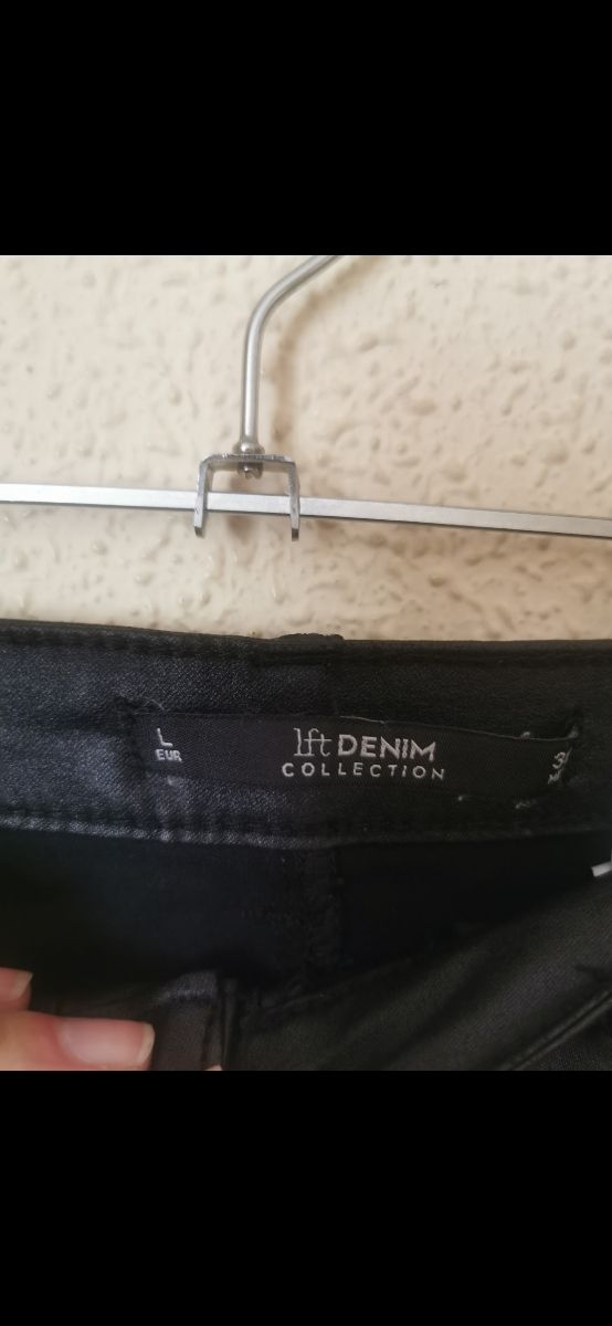 Falda de chica en la talla L de Lefties.