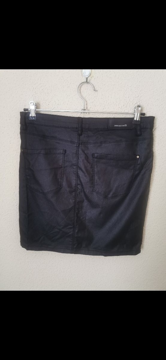 Falda de chica en la talla L de Lefties.