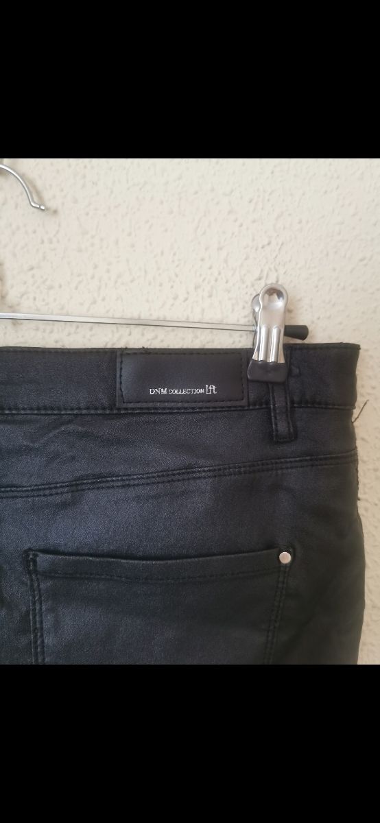 Falda de chica en la talla L de Lefties.