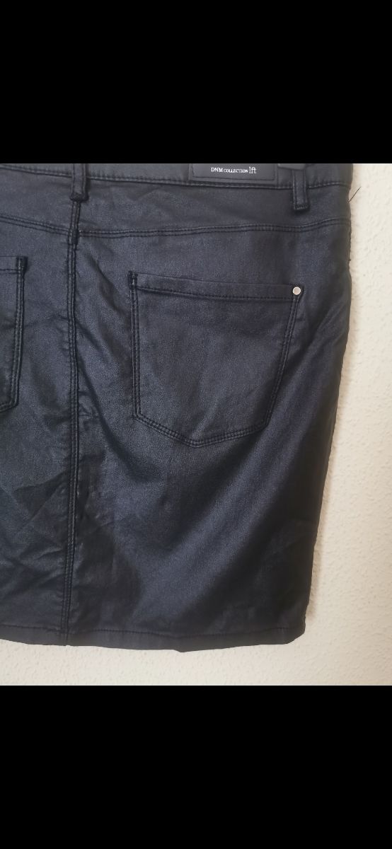 Falda de chica en la talla L de Lefties.