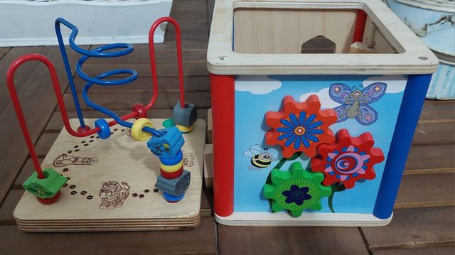 Juguete de madera. Cubo de actividades.
