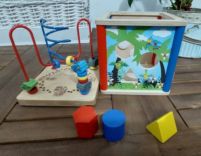 Juguete de madera. Cubo de actividades.