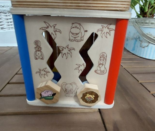 Juguete de madera. Cubo de actividades.