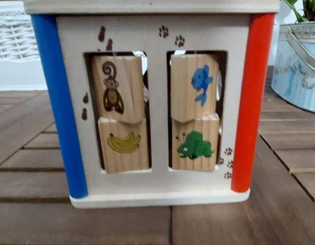 Juguete de madera. Cubo de actividades.
