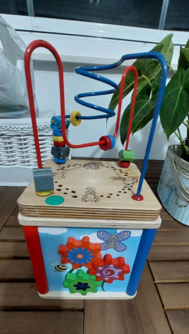 Juguete de madera. Cubo de actividades.