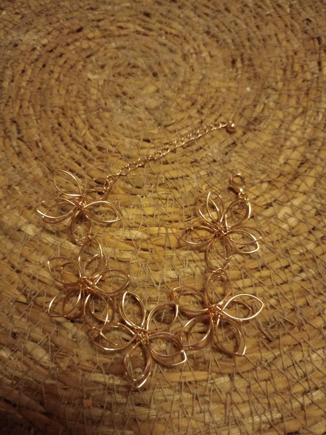 Collar flores dorado