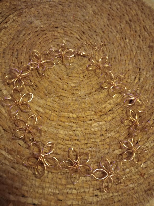 Collar flores dorado