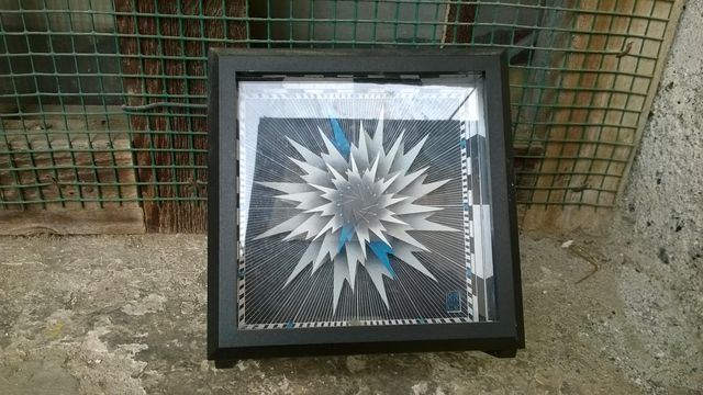 orologio a batteria con quadrante strano e carino 