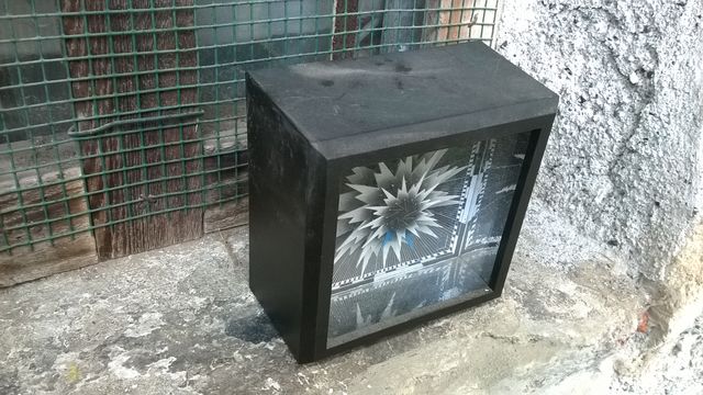 orologio a batteria con quadrante strano e carino 