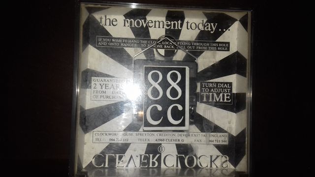 orologio a batteria con quadrante strano e carino 