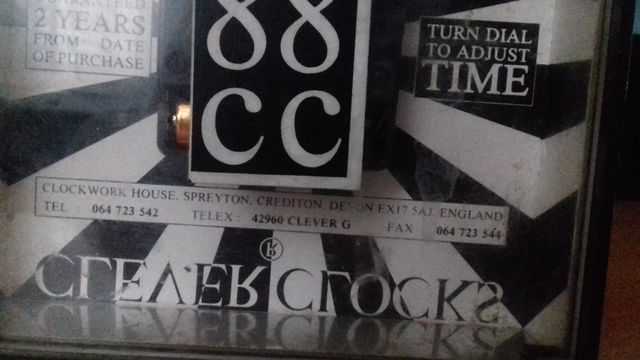 orologio a batteria con quadrante strano e carino 