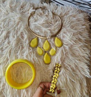 Mono + conjunto bisutería a juego