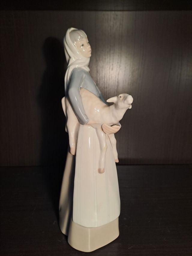 Pastora con oveja de LLADRÓ