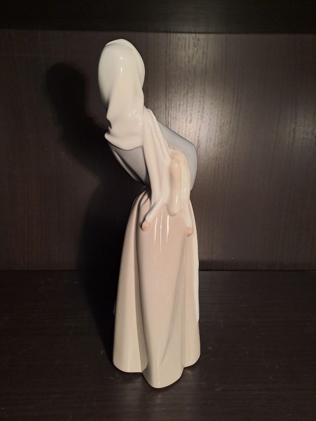 Pastora con oveja de LLADRÓ