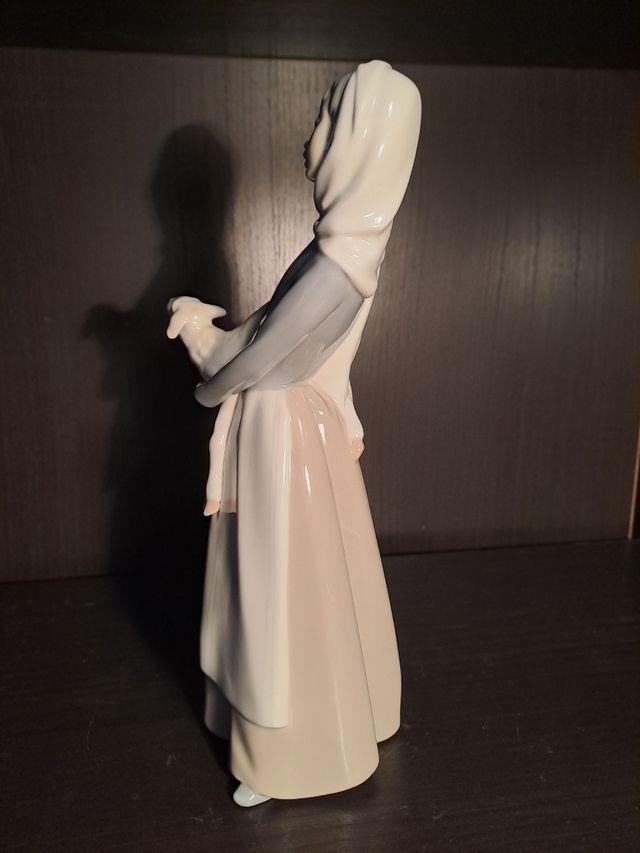 Pastora con oveja de LLADRÓ